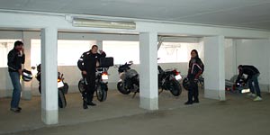 Les motos sont en parking souterrains la nuit